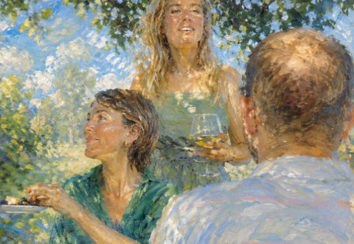 Gäste stossen an einem sonnigen Tisch im Garten an